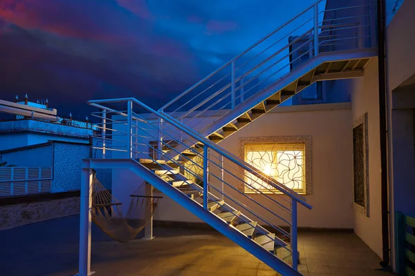 Casa finestra luce bagliore in una tempesta di tuoni — Foto Stock