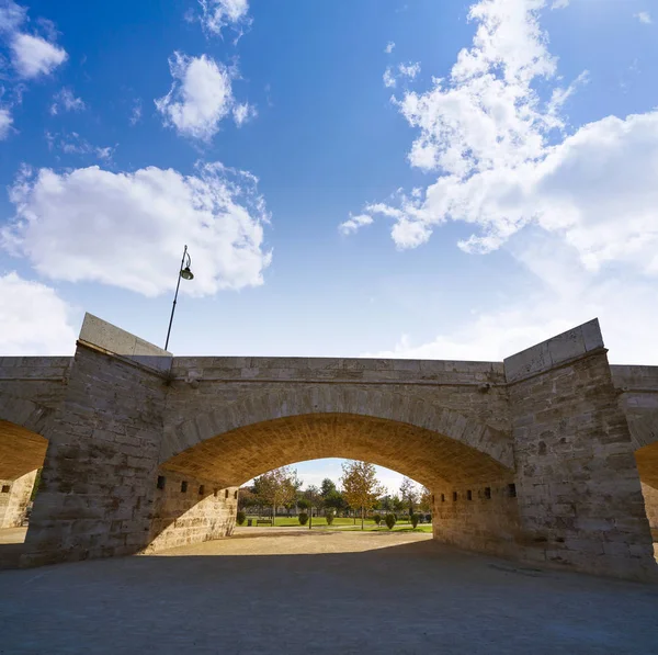 Ponte Serrano a Valencia nel parco Turia Spagna — Foto Stock