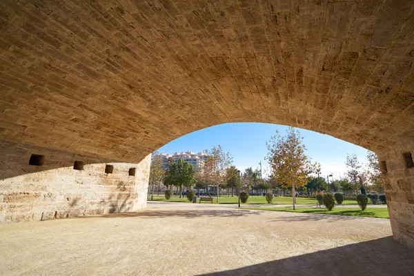 Serrano γέφυρα στη Βαλένθια στο πάρκο Turia Ισπανία — Φωτογραφία Αρχείου