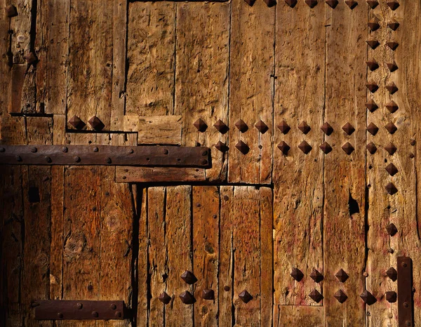 Ancient wooden door in Valencia Torres de Serranos — Stock Photo, Image