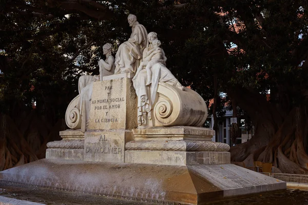 Alameda läkare Moliner staty i Valencia — Stockfoto