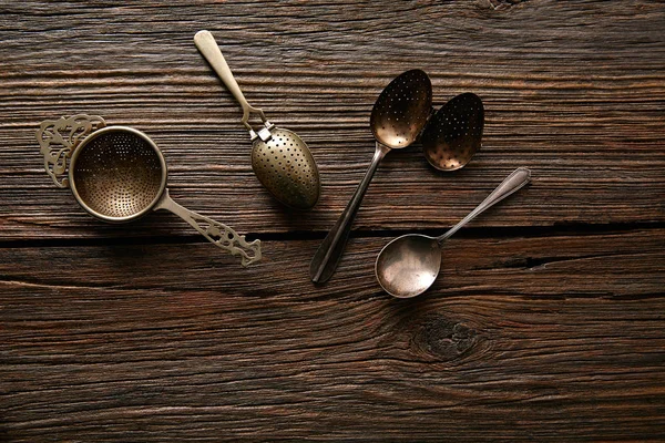 Винтажный ретро чай Strainers серебряная латунь — стоковое фото