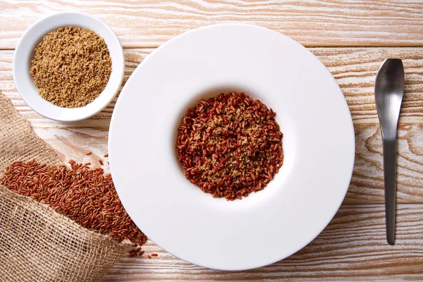 Arroz vermelho selvagem com tempero de gergelim gomasio — Fotografia de Stock