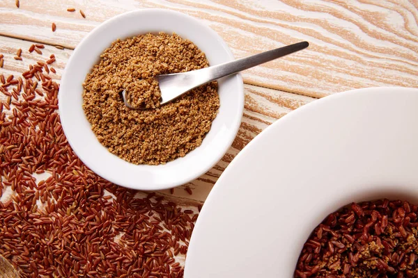 Arroz vermelho selvagem com tempero de gergelim gomasio — Fotografia de Stock