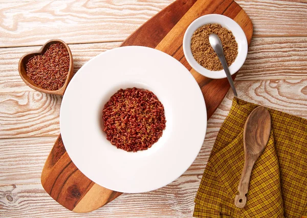 Arroz vermelho selvagem com tempero de gergelim gomasio — Fotografia de Stock