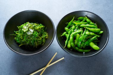 Edamame soya fasulyesi ve yosun salata
