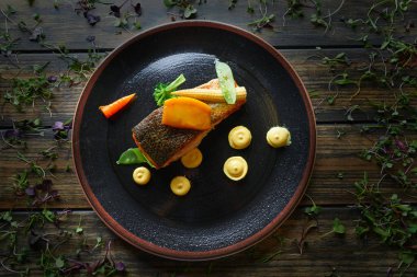 Köri ile kızarmış Norveç somon