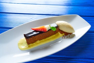 Vanilyalı dondurma ile çikolatalı kek