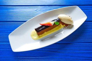 Vanilyalı dondurma ile çikolatalı kek