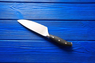 Şef araçlar mavi ahşap arka plan üzerinde