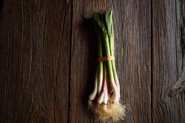 Ahşap bir zemin üzerine yeşil sarımsak grup