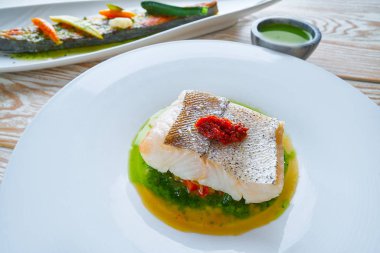 Kurutulmuş domates ratatouille üzerinden Atlantik hake
