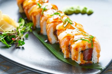 Pirinç Maki suşi nori kaz ve mango ile