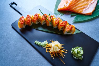 Pirinç Maki Sushi som balığı biber kuşkonmaz ile