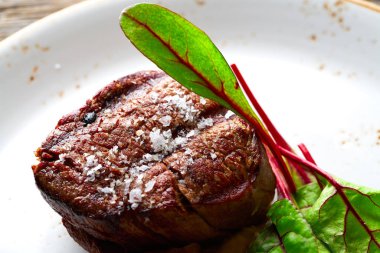 Dana eti sığır filetosu, patates püresi chards ve arpacık