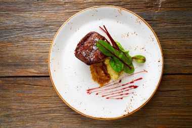 Dana eti sığır filetosu, patates püresi chards ve arpacık