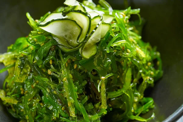 Algae salad with cucumber sesame and soya — Stock Photo, Image