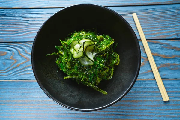 Салат из водорослей с кунжутом и соей — стоковое фото