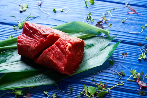 Hoja de carne de res Lomo de ternera sobre madera azul —  Fotos de Stock