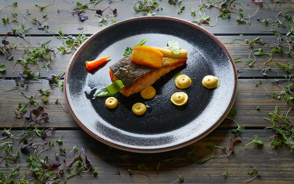 Brasati di salmone norvegese con curry — Foto Stock