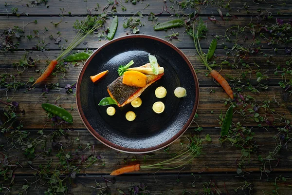 Salmón noruego estofado con curry —  Fotos de Stock