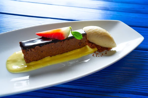 Vanilyalı dondurma ile çikolatalı kek