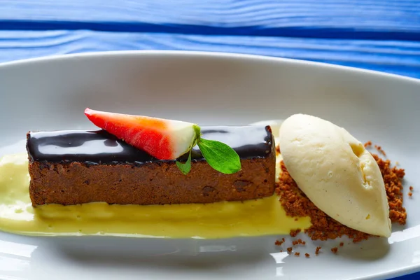 Chocolate brownie with vanilla ice-cream — Stock Photo, Image