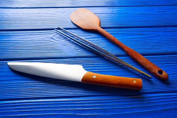 Kochwerkzeuge auf blauem Holzgrund — Stockfoto