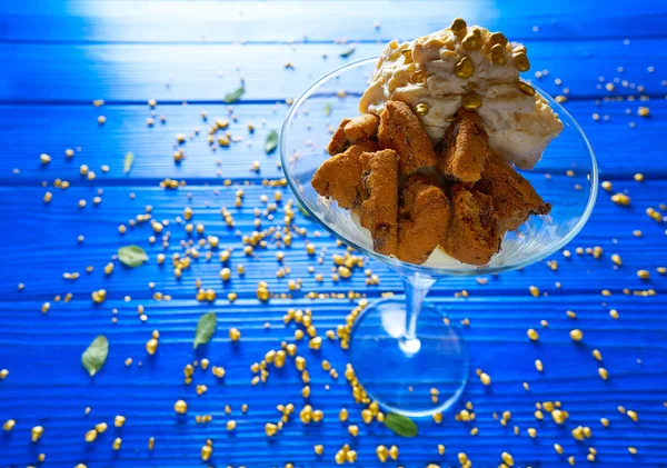 White chocolate cream cookies and mousse — Stock Photo, Image