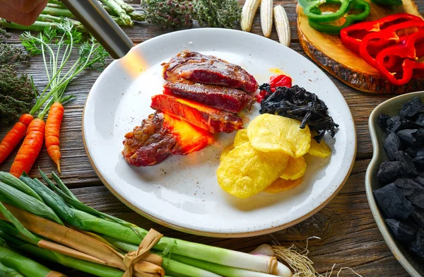 구운된 쇠고기 안심 구이와 감자 튀김 — 스톡 사진