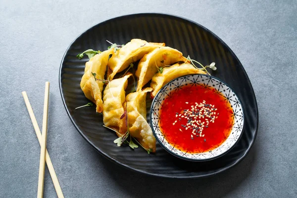 Haşlanmış gyozas teriyaki sos ve susam — Stok fotoğraf