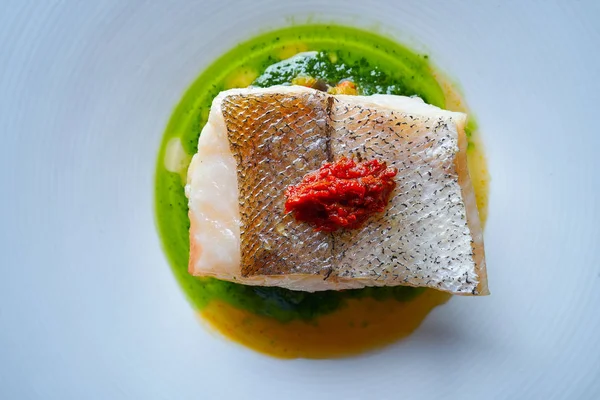 Pescada atlântica sobre ratatouille de tomate seco — Fotografia de Stock