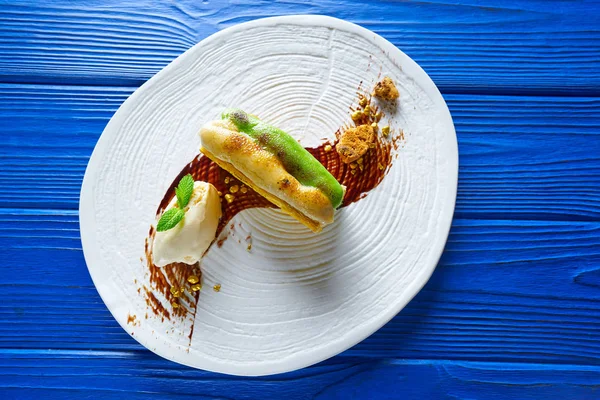 Cinnamon and pistachio cream millefeuille — Stock Photo, Image