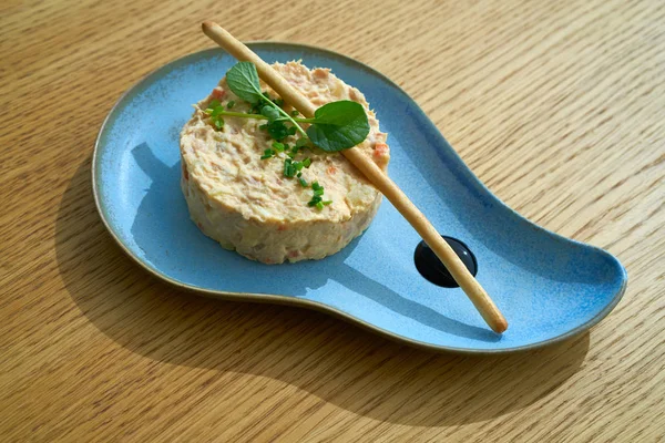 Spanish potato salad with salad — Stock Photo, Image