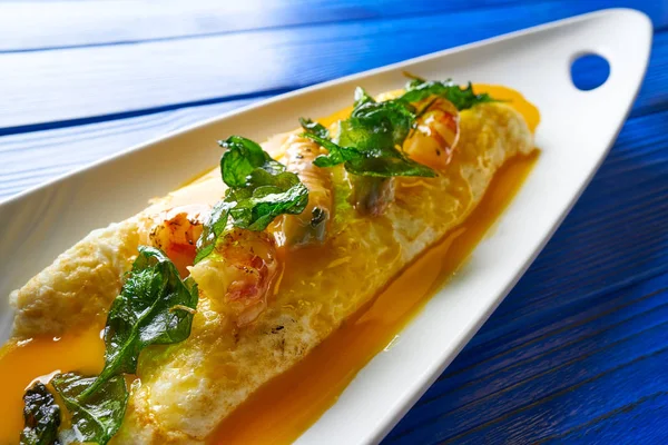 Langoustines 새우와 부추 달걀 스크램블 — 스톡 사진