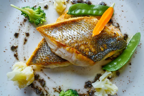 Zeebaars zeebaars met roer gebakken groenten — Stockfoto