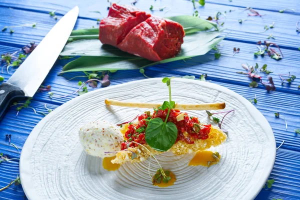 Steak Tartare con helado de mostaza — Foto de Stock