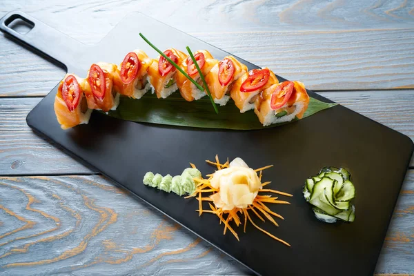 Riisi Maki Sushi lohen ja chilin kanssa — kuvapankkivalokuva