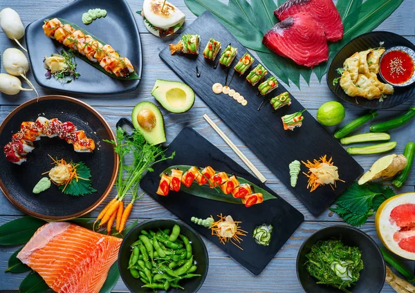 Азиатские японские суши разнообразные рецепты с водорослями — стоковое фото
