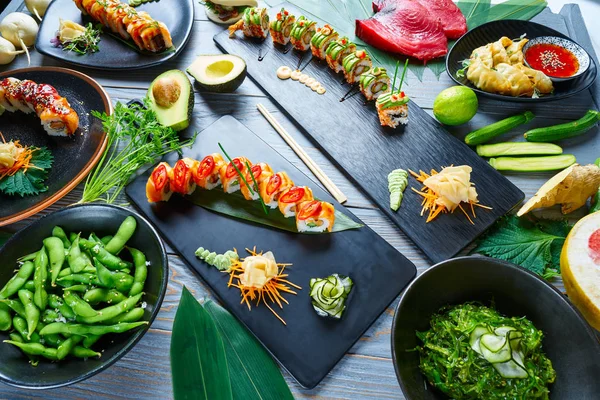 Yosun ile çeşitli Asya Japonya suşi yemek tarifleri — Stok fotoğraf