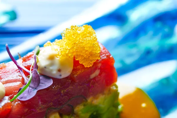 Tuna fish Tartare Tartar with wakame algae — Stock Photo, Image