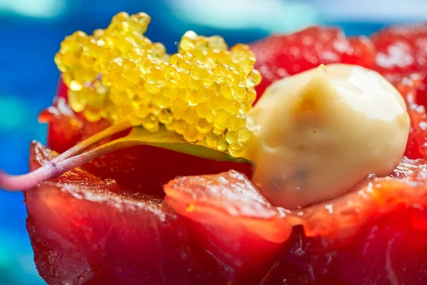 Tuna fish Tartare Tartar with wakame algae — Stock Photo, Image