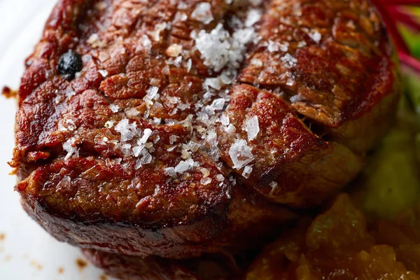 Veal sirloin, mashed potatoes chards and shallots — Stock Photo, Image