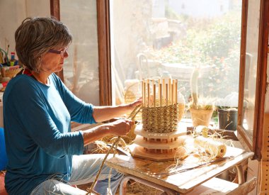 Halfa halfah çim el sanatları ustası kadın