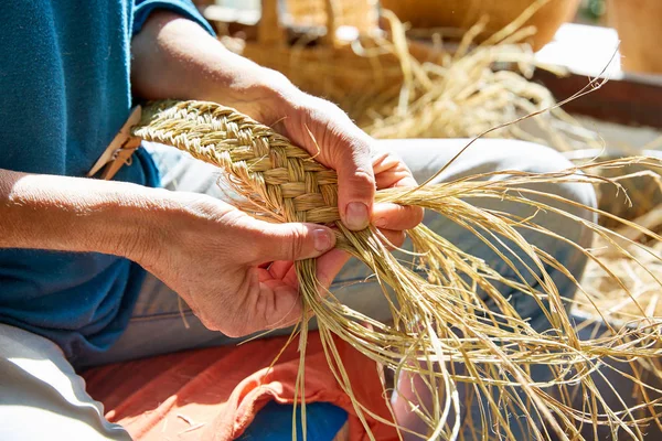 Esparto halfah hierba artesanía artesanos manos —  Fotos de Stock