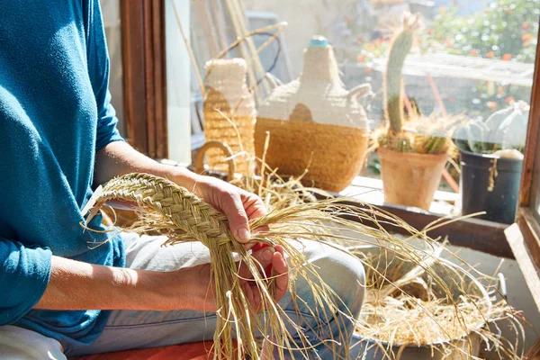 Esparto halfah grama artesanato mãos artesão — Fotografia de Stock