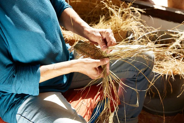 Esparto metà erba mestieri mani artigiano — Foto Stock