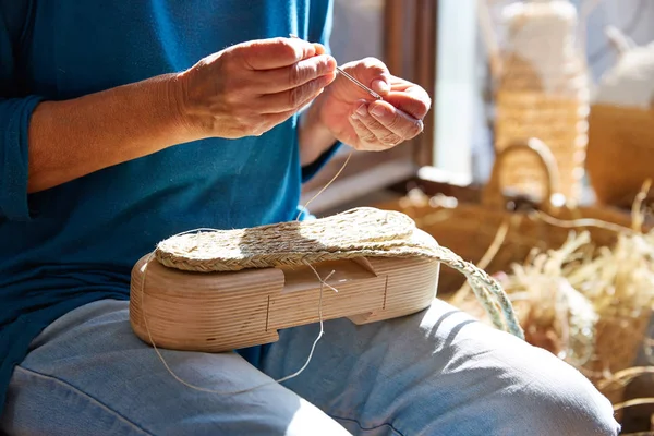 Esparto halfah artisanat d'herbe mains d'artisan — Photo