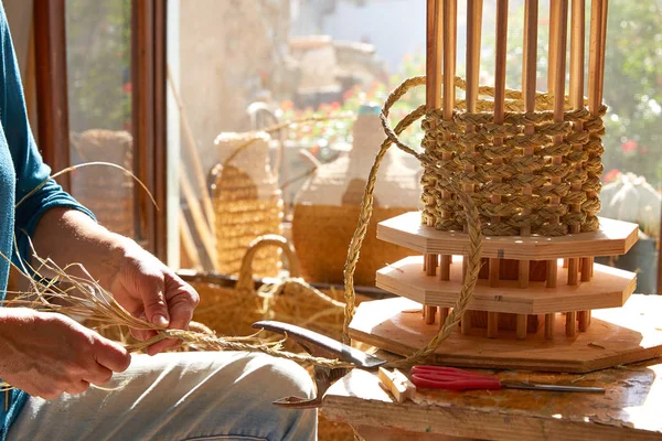 Esparto halfah grama artesanato mãos artesão — Fotografia de Stock