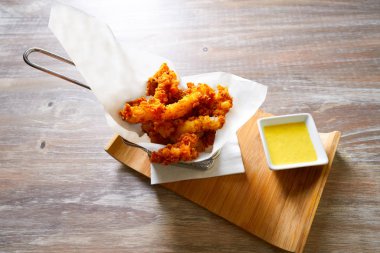 Kızarmış kalamar ve köri sos ve kireç tava